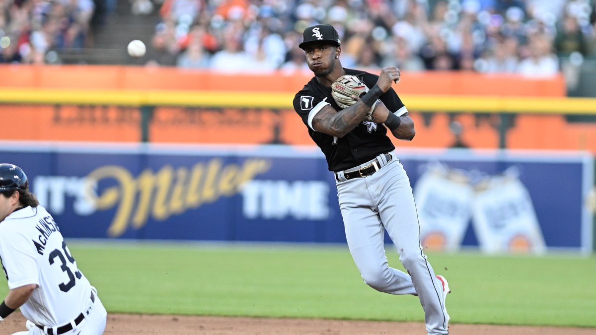 Tim Anderson makes first start at second base for White Sox