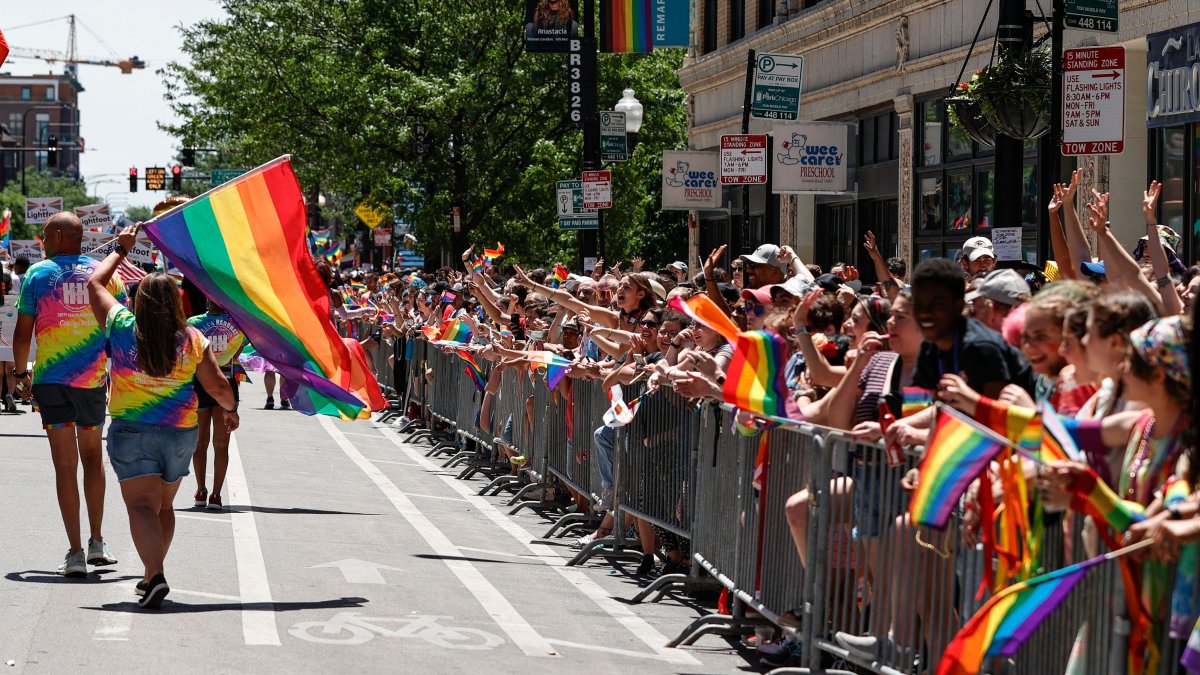 Chicago Pride parade feature floats from Bears, Bulls, Blackhawks, White  Sox – NBC Sports Chicago