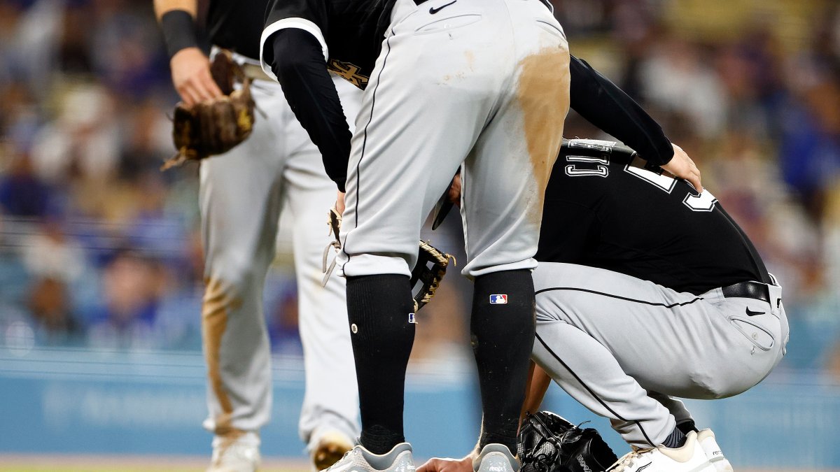 White Sox RHP Mike Clevinger sustains apparent arm injury