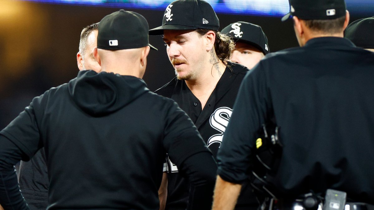 White Sox' Mike Clevinger exits start vs. Dodgers with biceps