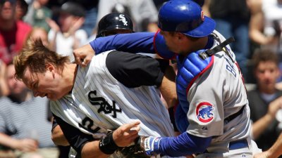 Michael Barrett delivers a punch to AJ - Baseball In Pics