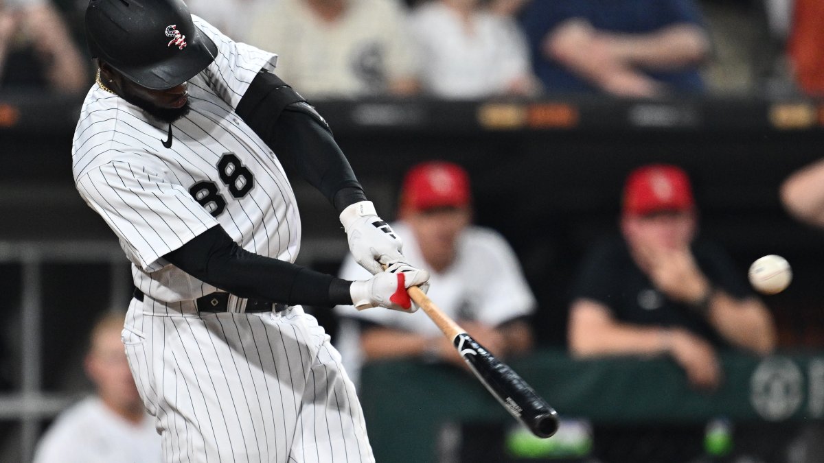 White Sox' Luis Robert Jr. hits 450-foot home run vs. Blue Jays