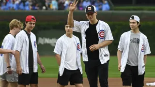 Connor Bedard throws out first pitch at Cubs game.