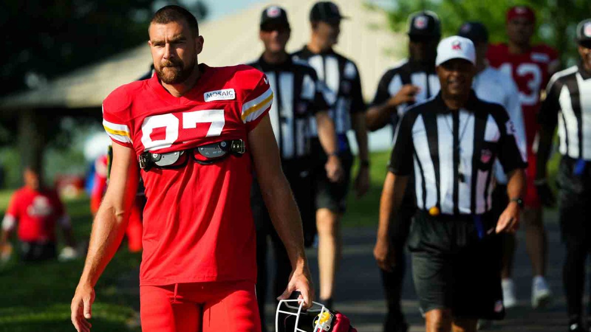 Chiefs' staff member's jacket catches on fire on sideline during