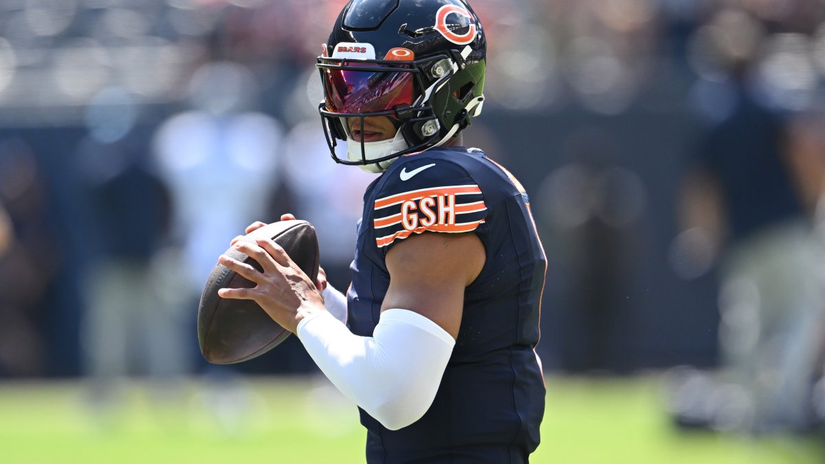 Bears won't shut down QB Justin Fields for final two games - ESPN