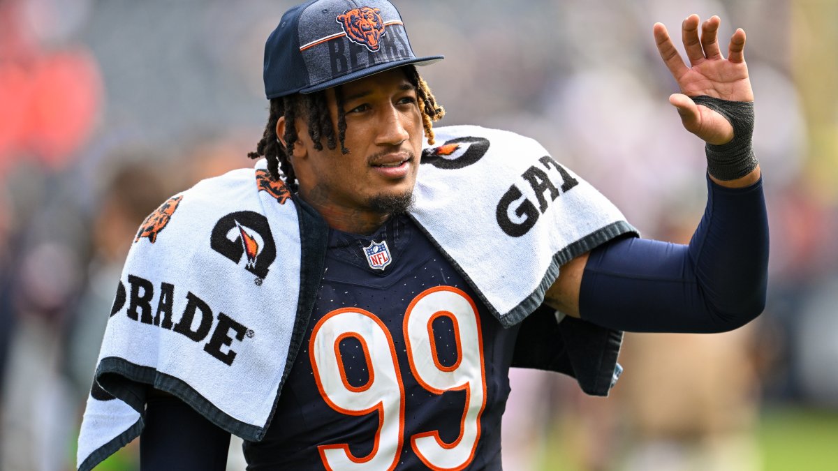 Chicago Bears defensive end Trevis Gipson (99) runs off the field at  halftime of an NFL