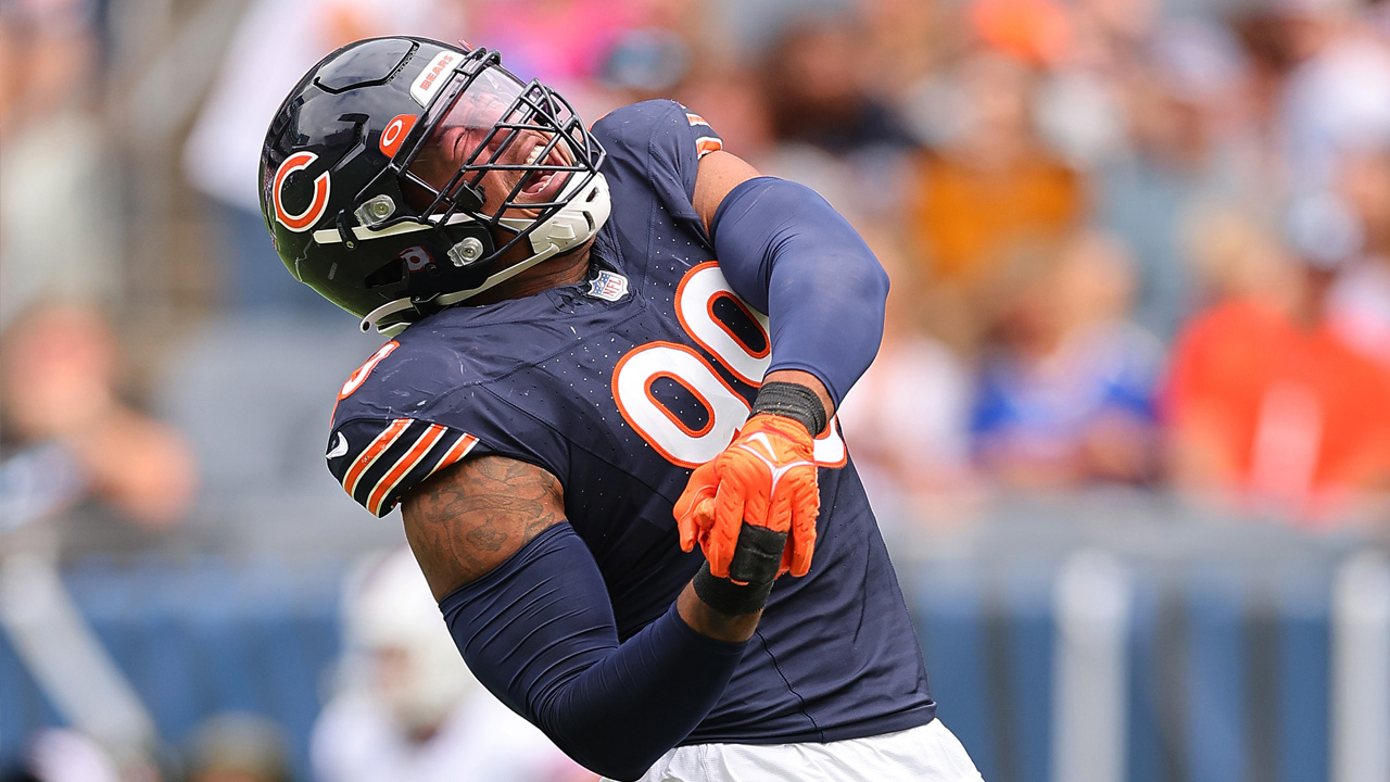 Trevis Gipson of the Chicago Bears waves as he walks off the field News  Photo - Getty Images