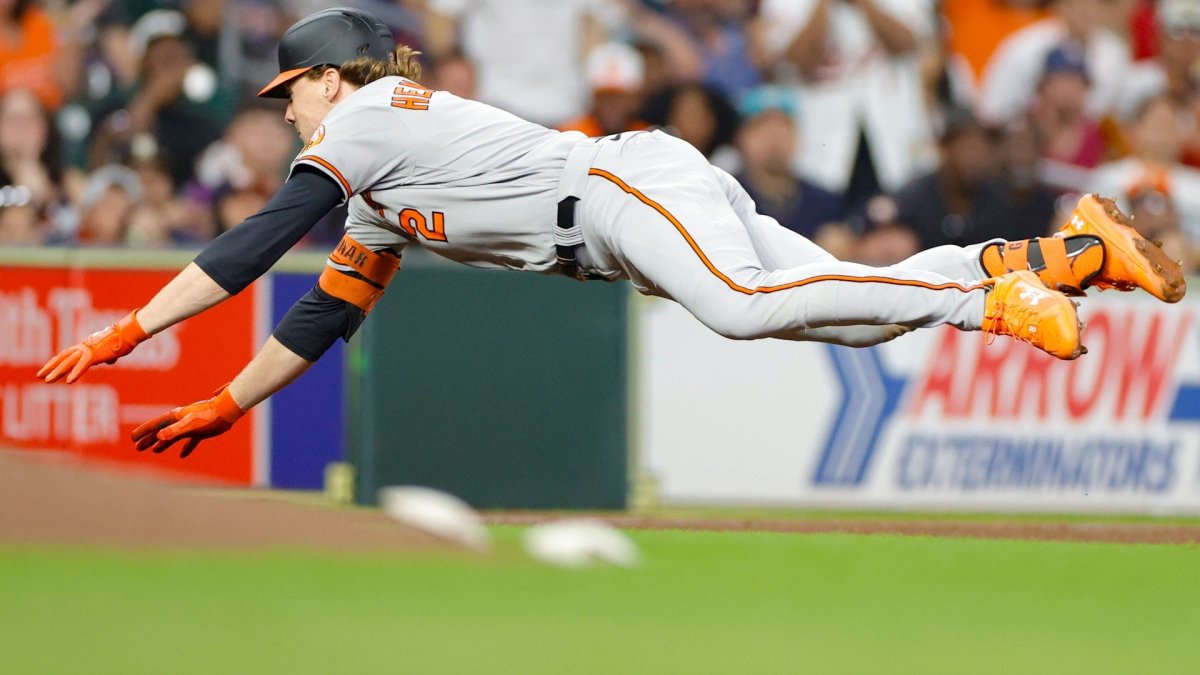 Gunnar Henderson hits first MLB home run