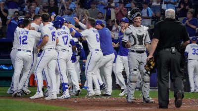 Luis Robert scores on balk, 05/13/2022