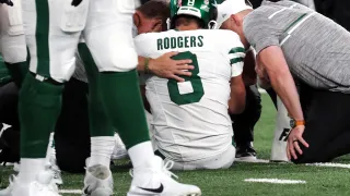 Aaron Rodgers leaves Jets debut after one pass with injury
