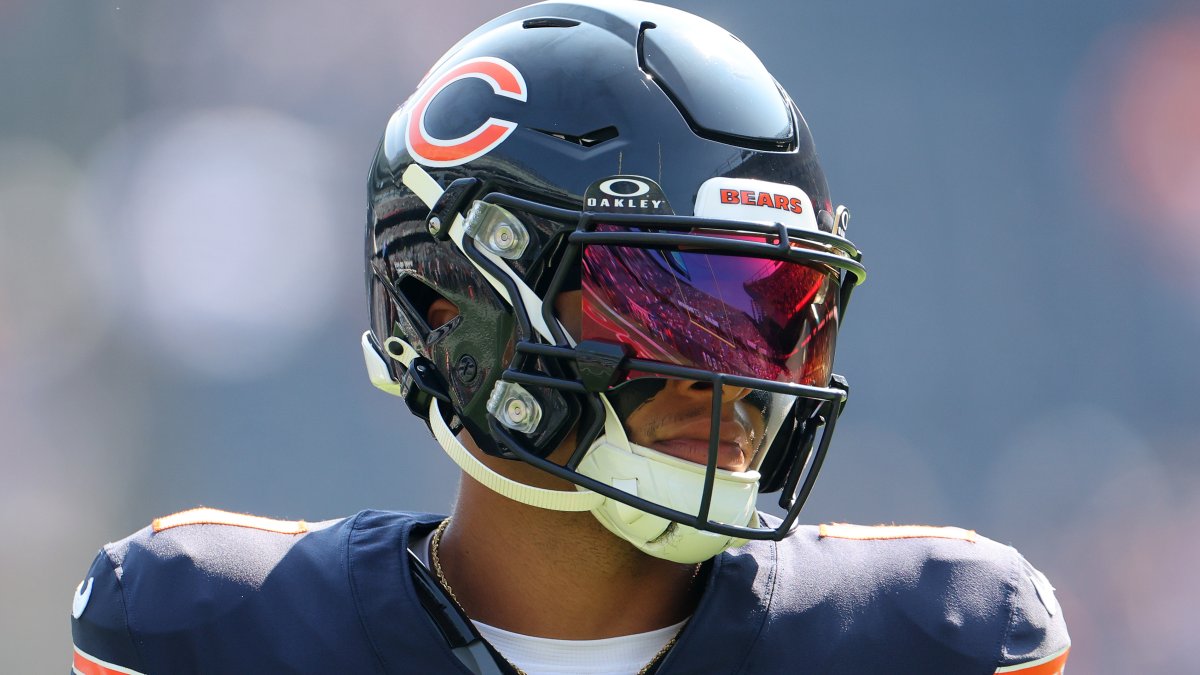 LeSean McCoy Voices Criticism Towards Justin Fields, Separating from Faulting the Bears – NBC Sports Chicago