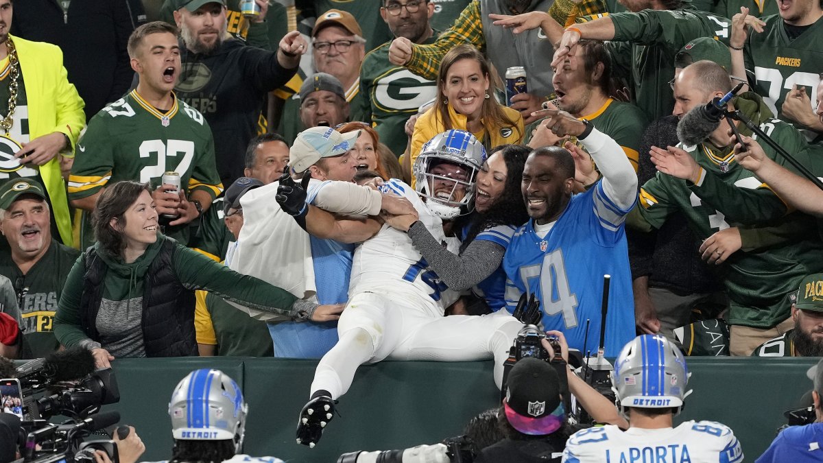 Lions dominate first half and lead Packers 27-3, Packers