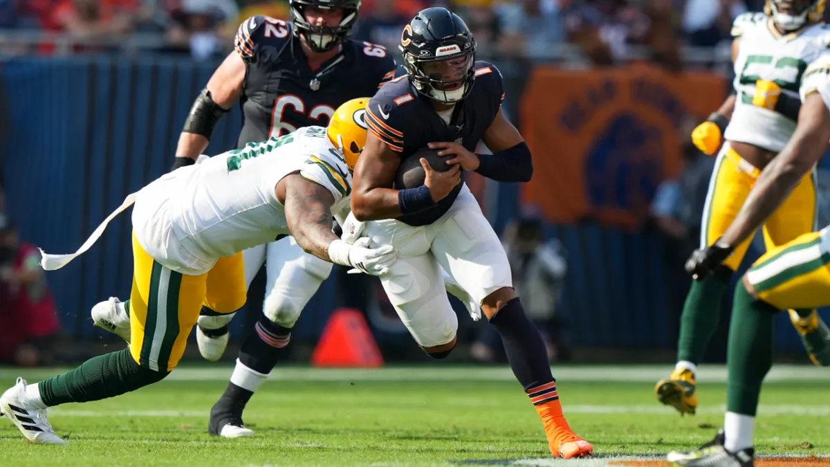 Chicago Bears QB Justin Fields begins big season with lackluster  performance in loss to Green Bay