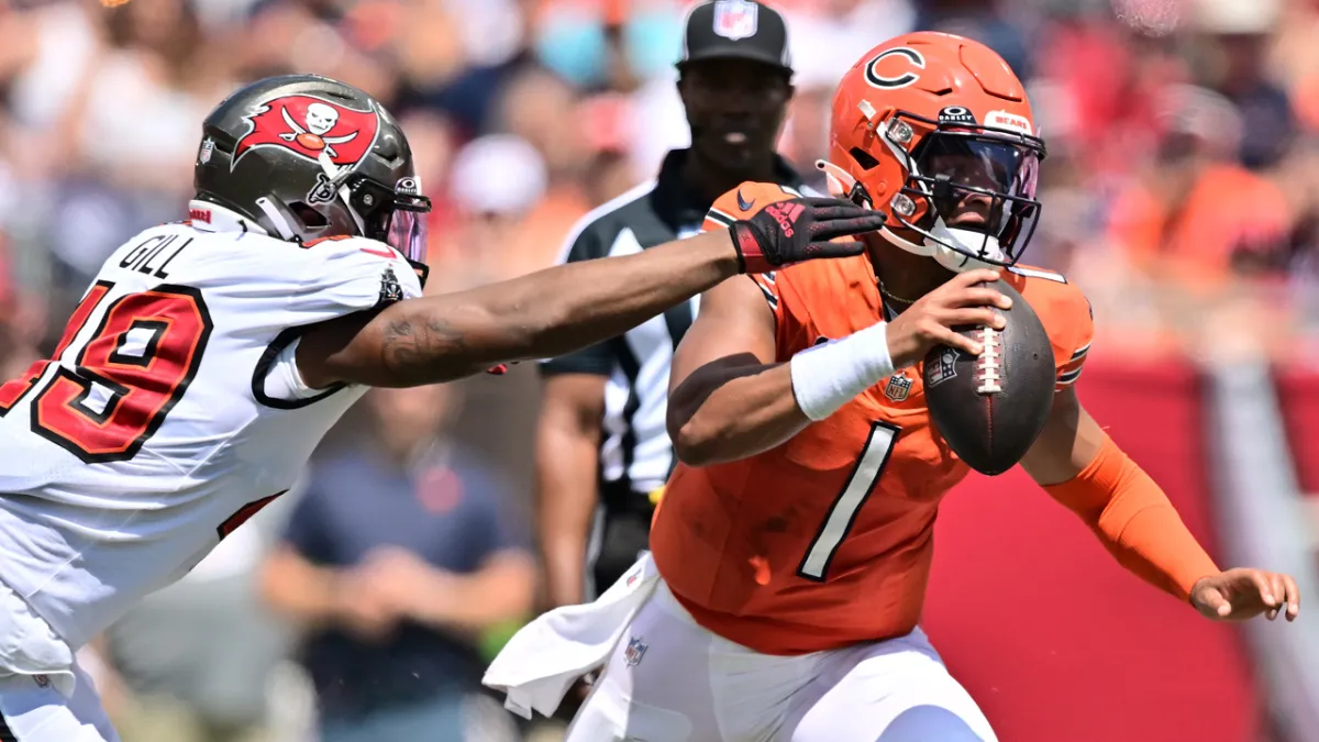 Chicago Bears QB Justin Fields begins big season with lackluster  performance in loss to Green Bay