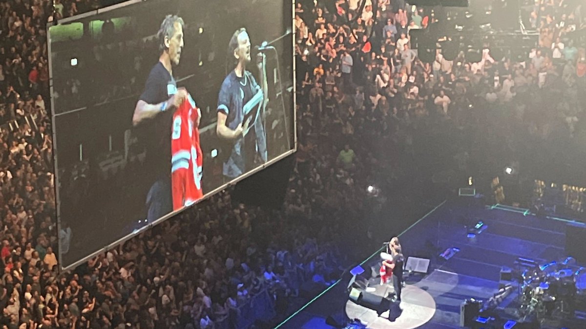 WATCH: Eddie Vedder surprises Chris Chelios onstage during Pearl Jam  concert – NBC Sports Chicago
