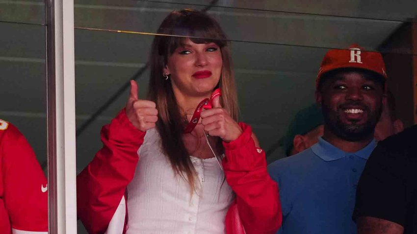 Taylor Swift and Travis Kelce 'Hanging Out' with 'No Pressure' : r