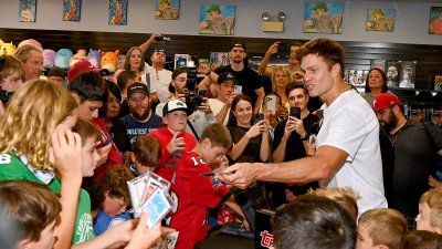 WATCH: Tom Brady trades $1,000 rookie card with young fan – NBC