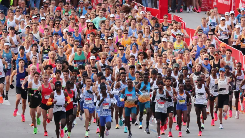 CHICAGO, ILLINOIS – OCTOBER 08: Kelvin Kiptum of Kenya (center) starts the 2023 Chicago Marathon at Grant Park on October 08, 2023 in Chicago, Illinois. (Photo by Michael Reaves/Getty Images)