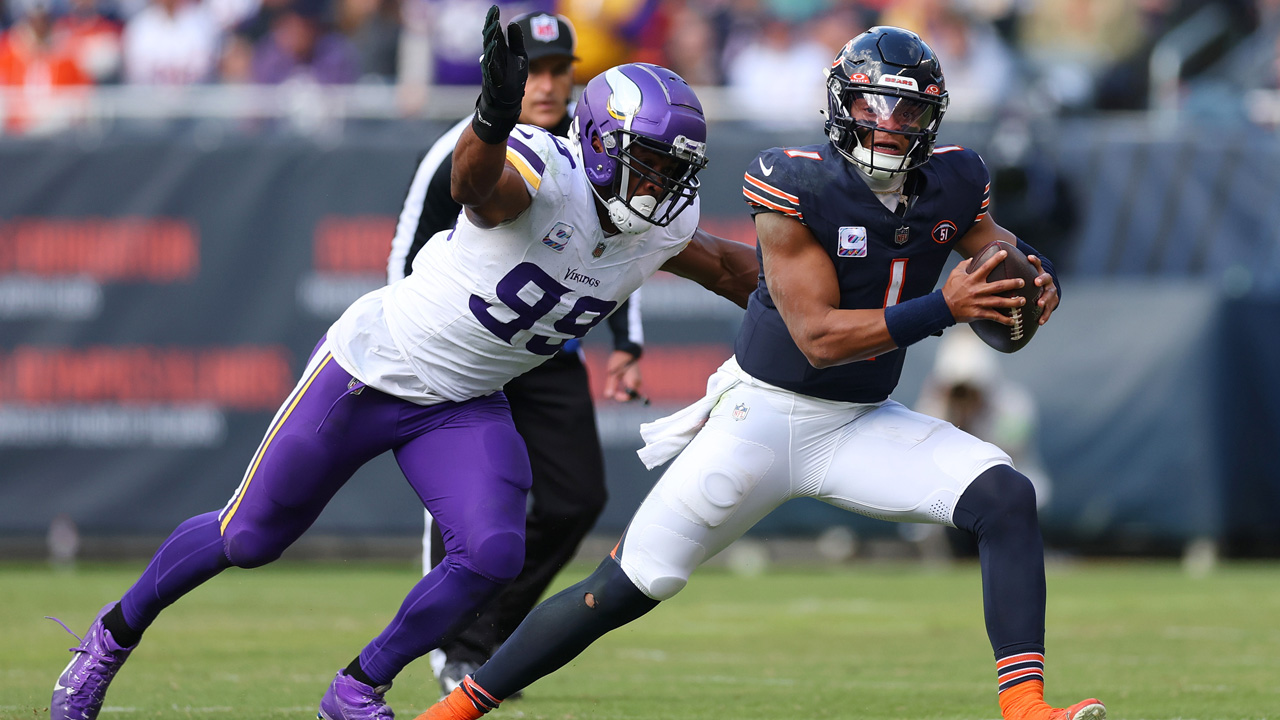 Chicago Bears QB Justin Fields leaves loss to Vikings with right hand  injury – KGET 17