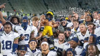 The Michigan Wolverines pose for a team photo.