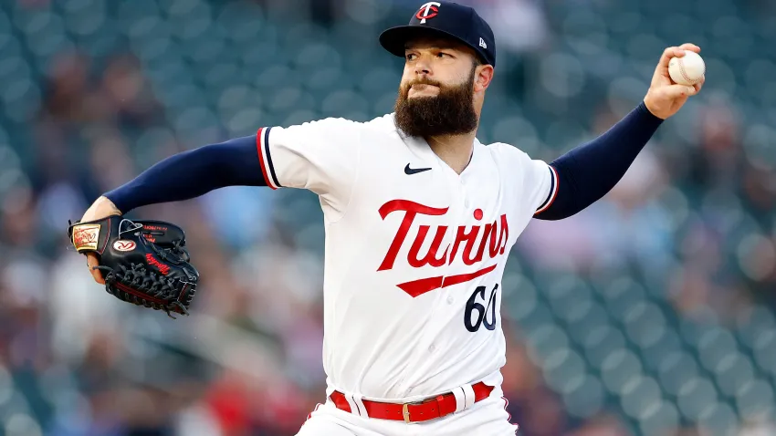 MINNEAPOLIS, MINNESOTA – SEPTEMBER 08: Dallas Keuchel #60 of the Minnesota Twins delivers a pitch against the New York Mets in the first inning at Target Field on September 08, 2023 in Minneapolis, Minnesota. The Twins defeated the Mets 5-2. (Photo by David Berding/Getty Images)