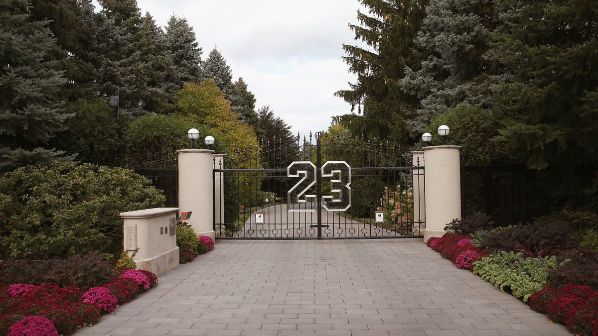 Read more about the article Bulls halve asking price for Michael Jordan’s Chicago estate – NBC Sports Chicago