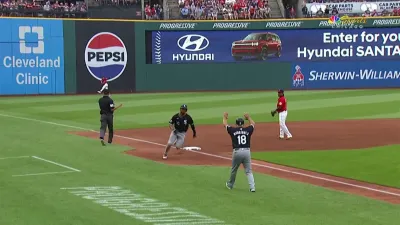 WATCH: White Sox' Lenyn Sosa runs through stop sign