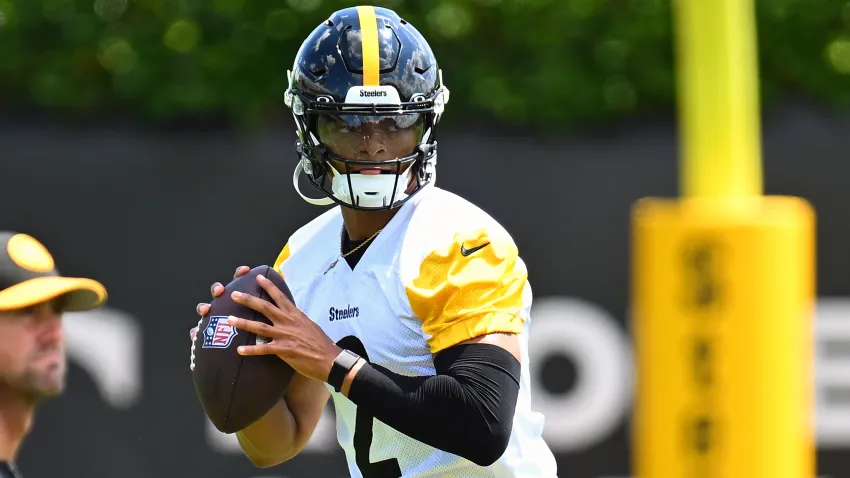 PITTSBURGH, PENNSYLVANIA – JUNE 6:  Justin Fields #2 of the Pittsburgh Steelers looks to pass during the Pittsburgh Steelers OTA offseason workout at UPMC Rooney Sports Complex on June 6 2024 in Pittsburgh, Pennsylvania. (Photo by Joe Sargent/Getty Images)