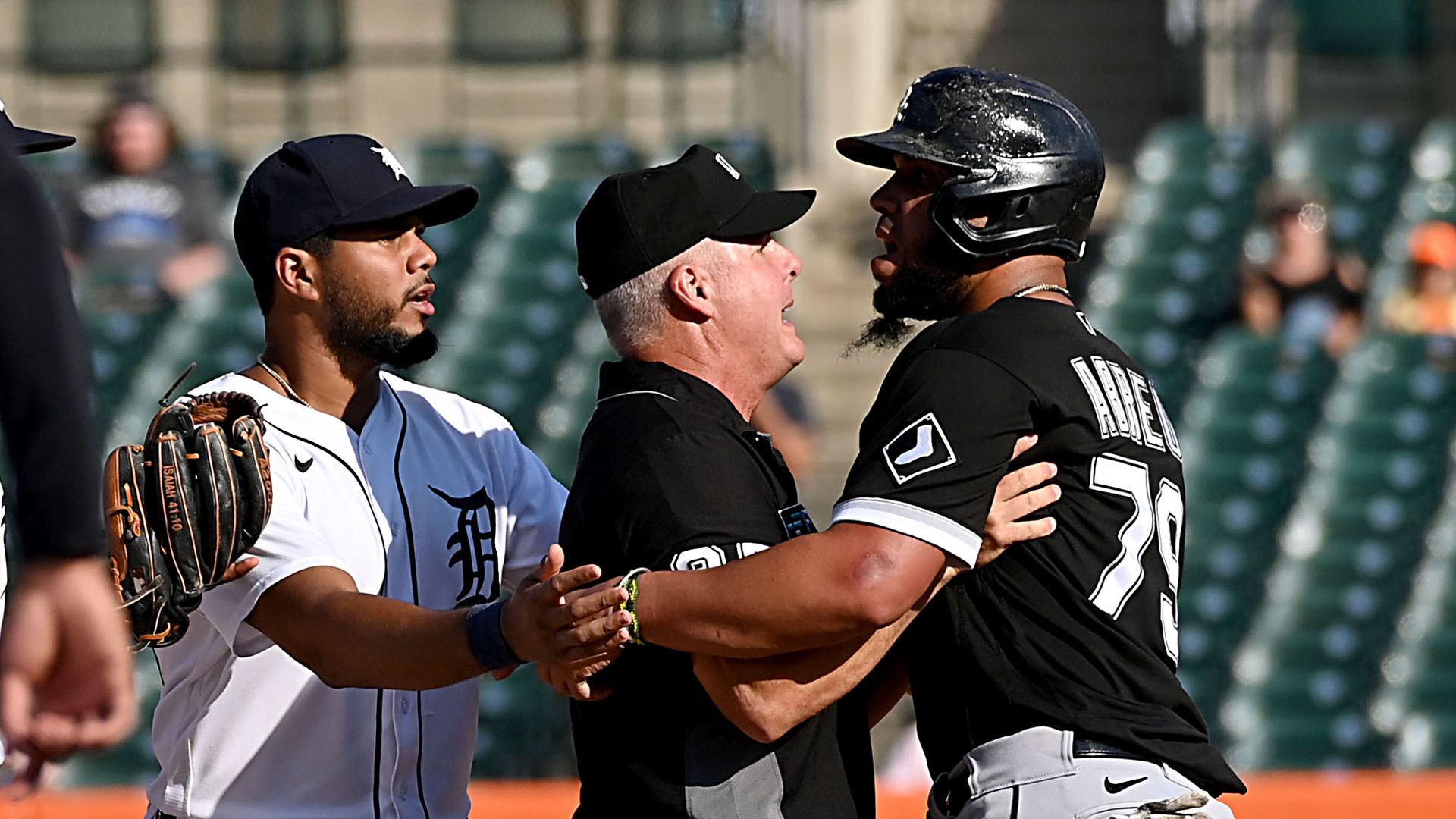 José Abreu hit by pitch in 8th, 10/12/2021