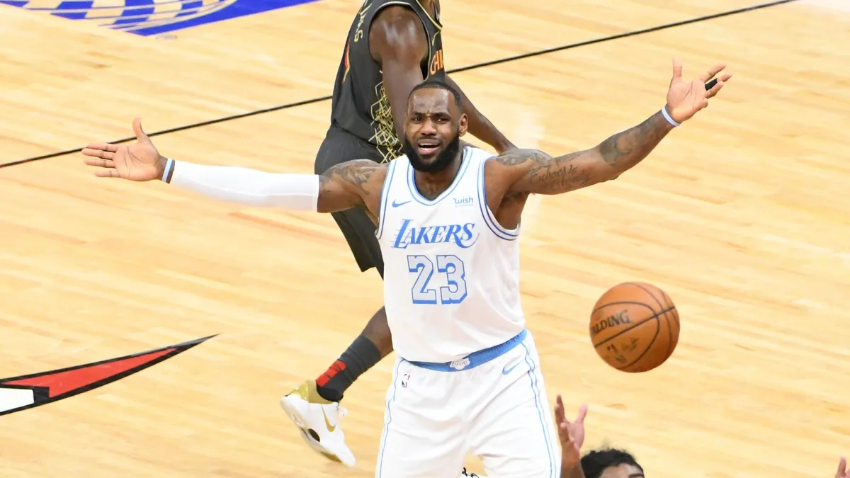 Curry, LeBron still tops in NBA jersey sales; Lakers lead team merchandise  sale - NBC Sports