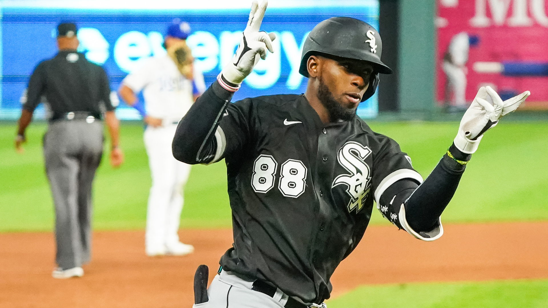 White Sox place OF Luis Robert Jr. (knee) on IL, ending his season