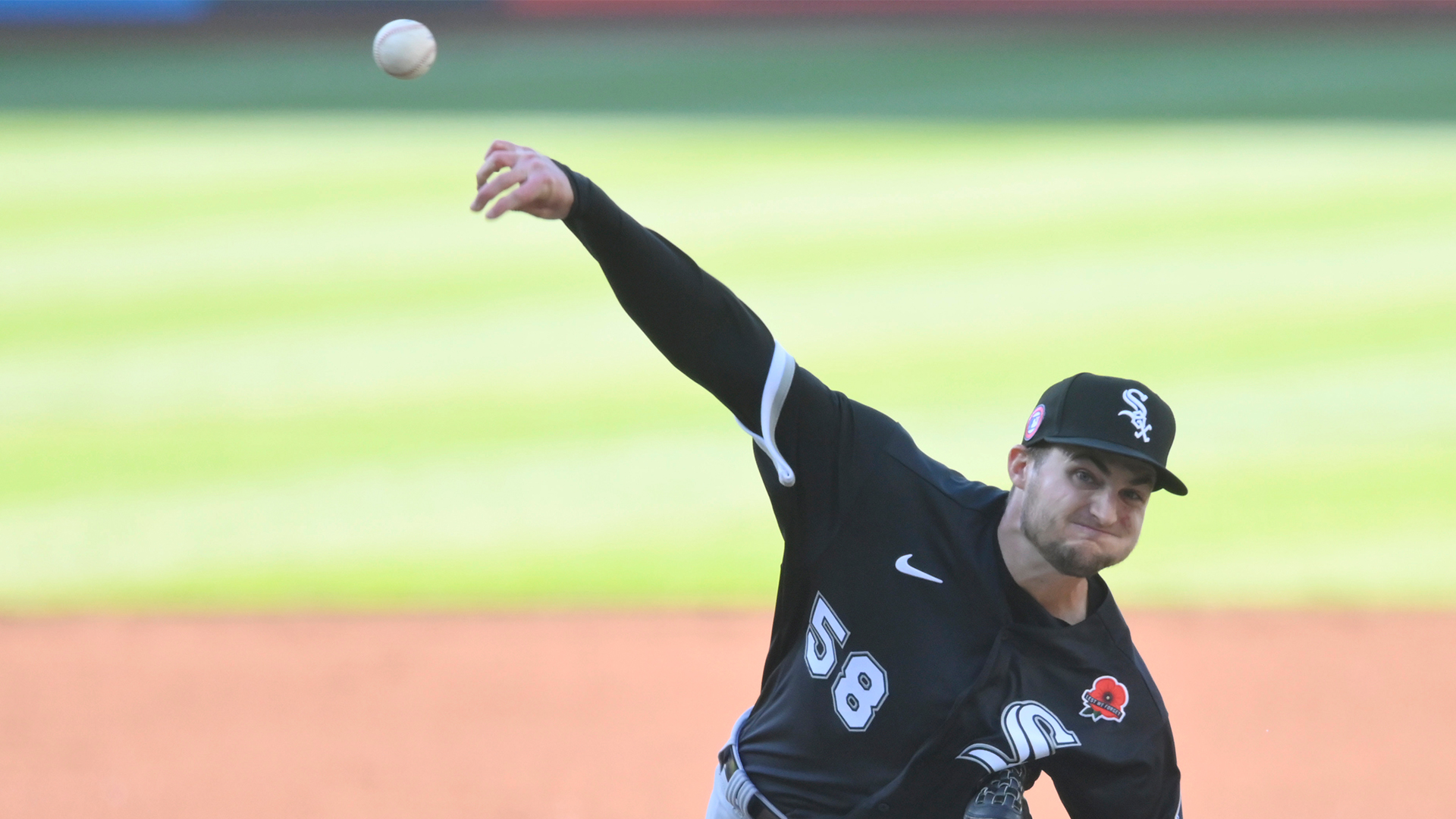 White Sox center fielder Luis Robert will miss 3-4 months with a hip flexor  strain